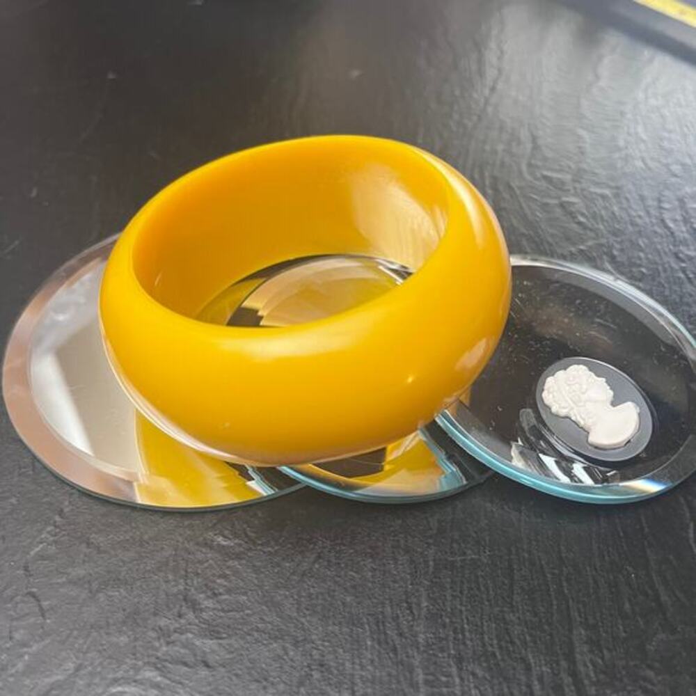 Vintage chunky butterscotch yellow genuine Bakelite bangle bracelet